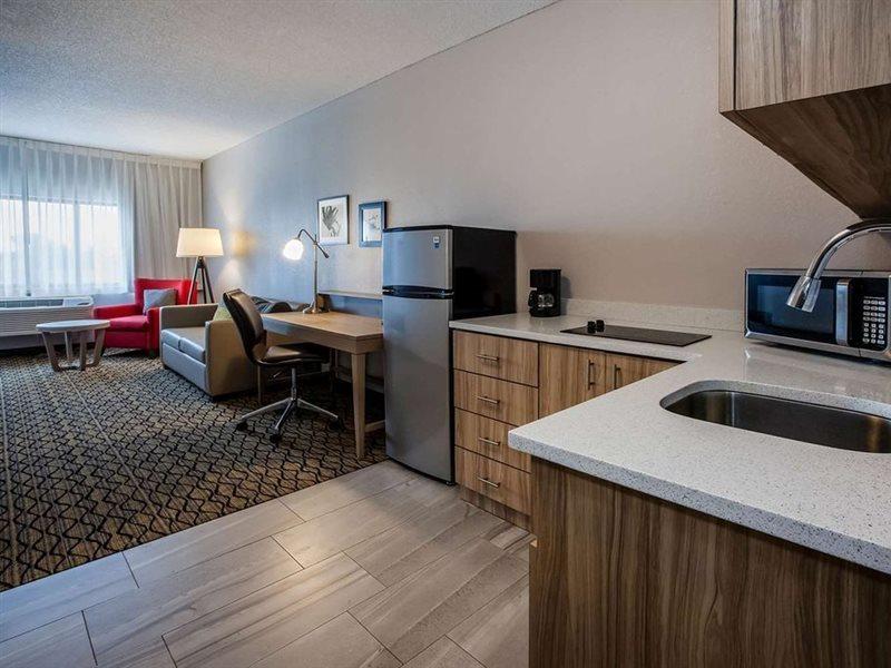 Days Inn & Suites By Wyndham Rochester Hills Mi Exterior photo